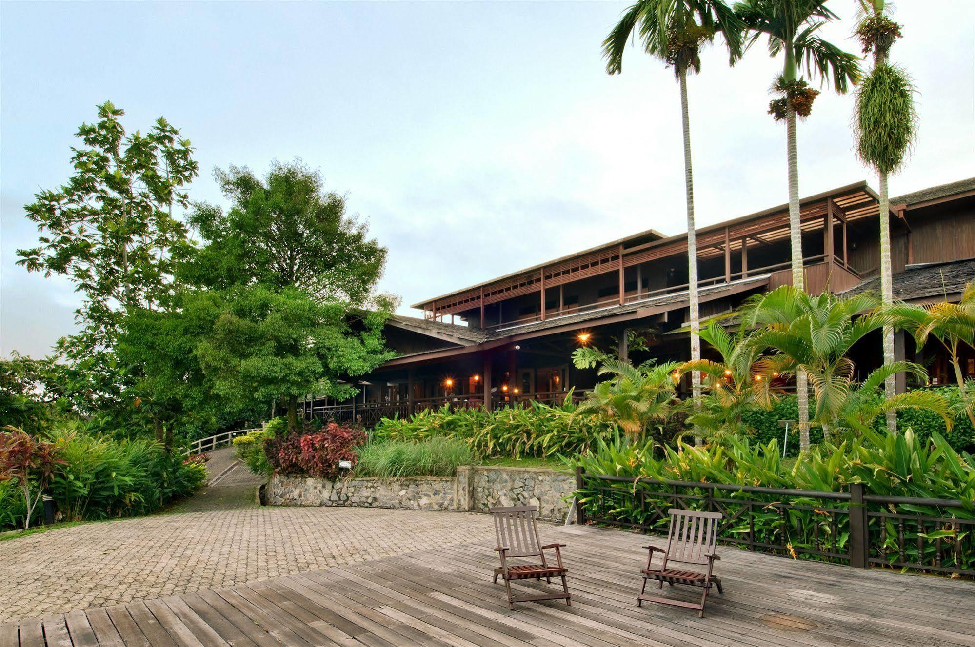 Aiman Batang Ai Resort & Retreat Lubok Antu Bagian luar foto